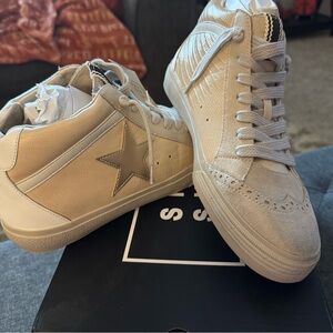 ShuShop Cream and Gray Star Sneakers size 8.5